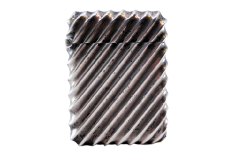 Fosforeira em prata com relevos canelados na diagonal