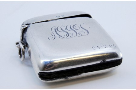 Fosforeira em prata lisa com tampa basculante e argola de suspensão.
