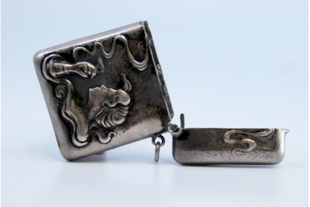 Fosforeira em prata com relevos de senhora e argola de transporte