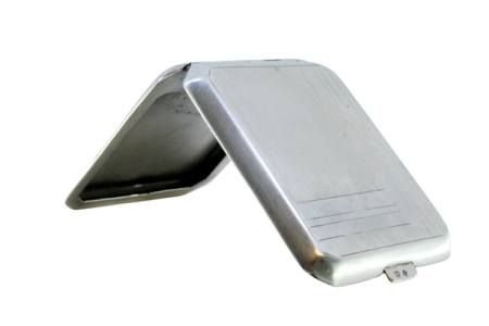 Carteira para fósforos em prata lisa  com gravados assimétricos em ambos os lados e tampa basculante.