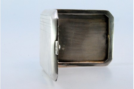 Carteira para fósforos em prata lisa  com gravados assimétricos em ambos os lados e tampa basculante.