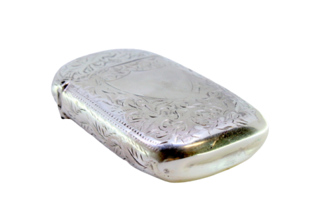 Fosforeira em prata com motivos vegetalistas gravados envolvendo cartela para monograma 