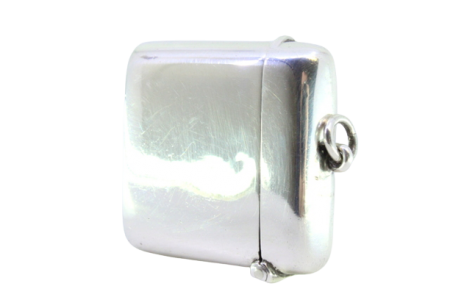 Fosforeira em prata lisa com argola de suspensão.