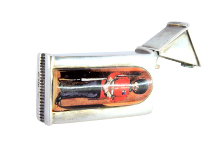 Fosforeira em prata na forma de guarita com figura de guarda inglês em esmalte.