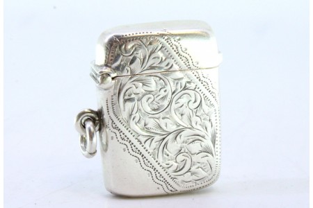  Fosforeira em prata com motivos florais gravados e argola de suspensão.