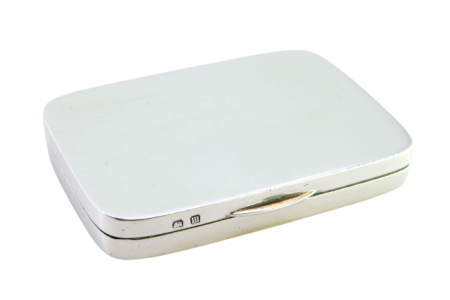  Fosforeira em prata lisa com aplicação para abrir e tampa basculante.