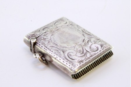  Fosforeira em prata com motivos florais gravados envolvendo cartela para monograma