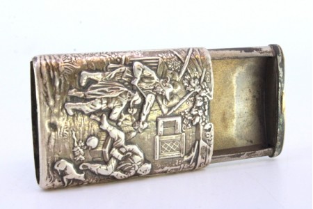  Fosforeira em prata relevada com tocadores em cena do quotidiano e tampa corrediça.
