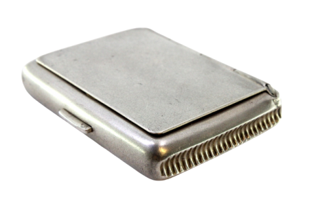 Fosforeira em prata lisa com mola de pressão para abertura.