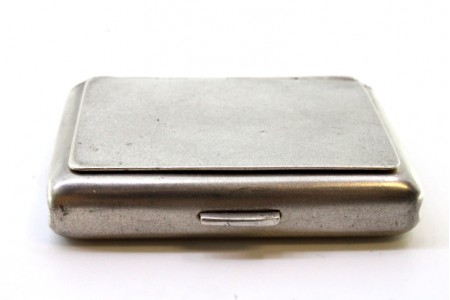 Fosforeira em prata lisa com mola de pressão para abertura.