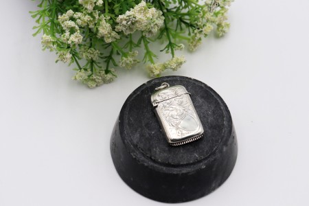 Fosforeira de prata com motivos vegetalistas relevados