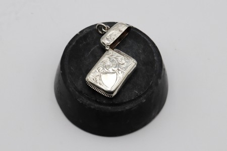 Fosforeira de prata com motivos vegetalistas relevados