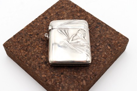 Fosforeira de prata com figura feminina relevada ao gosto da Belle Époque e ao estilo Arte Decô.