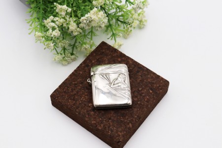 Fosforeira de prata com figura feminina relevada ao gosto da Belle Époque e ao estilo Arte Decô.