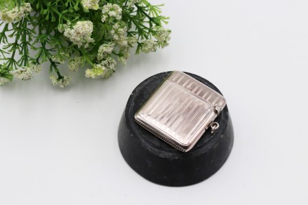 Fosforeira de prata listada com tampa basculante e argola de suspensão