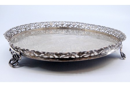 Bandeja/bilheteira em prata com gradinha, fundo com gravados florais e ave envolvendo cartela para monograma.