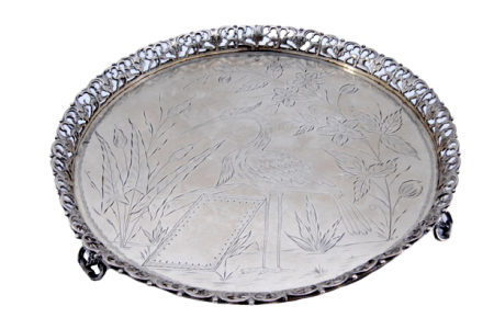 Bandeja/bilheteira em prata com gradinha, fundo com gravados florais e ave envolvendo cartela para monograma.