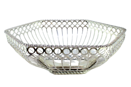 Fruteira centro de mesa em prata em forma de gradinha com friso de enrolamentos em forma sextavada.
