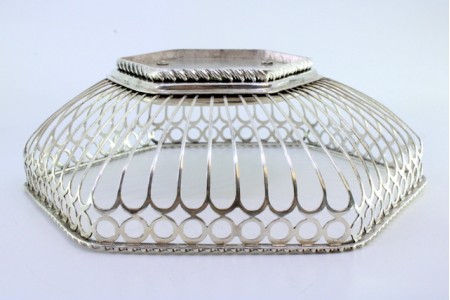Fruteira centro de mesa em prata em forma de gradinha com friso de enrolamentos em forma sextavada.
