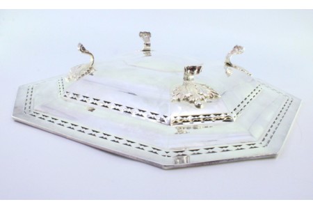 Fruteira em prata recortada nos frisos envolventes de forma hexagonal e assente em quatro pés relevados