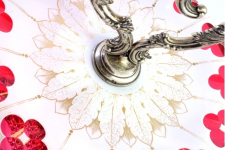  Fruteira centro de mesa com estrutura em prata relevada com enchimento e vidro lapidado em tons bordeaux com motivos florais definidos no centro.