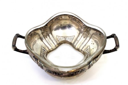 Fruteira em prata com relevos e recortes alma em vidro e duas pegas com relevos