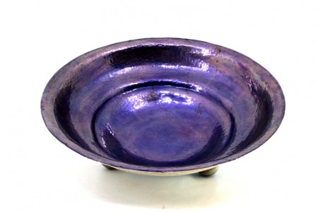 Fruteira em prata martelada e esmaltada, com friso, assente em três pés 