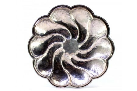 Fruteira em prata martelada em forma gomada e espiral.