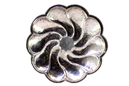 Fruteira em prata martelada em forma gomada e espiral.