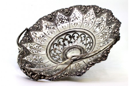 Fruteira em prata recortada com asa articulada, motivos florais relevados 