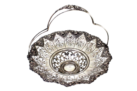 Fruteira em prata recortada com asa articulada, motivos florais relevados 