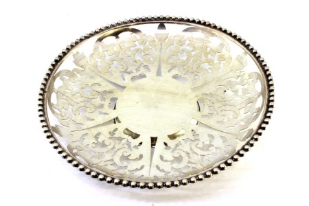 Fruteira em prata recortada e rebordo perlado, assente em base circular