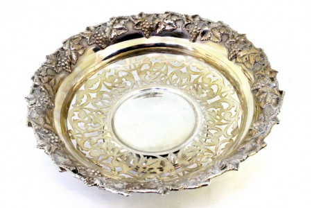 Fruteira em prata recortada com relevos de cachos de uvas e parras.