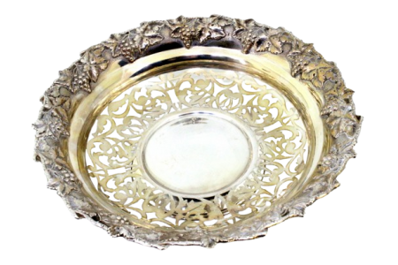 Fruteira em prata recortada com relevos de cachos de uvas e parras.