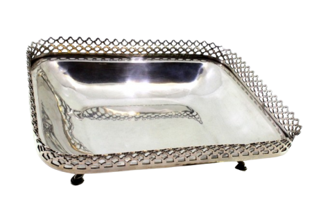 Fruteira em prata com gradinha, assente em quatro pés em forma de folhas 