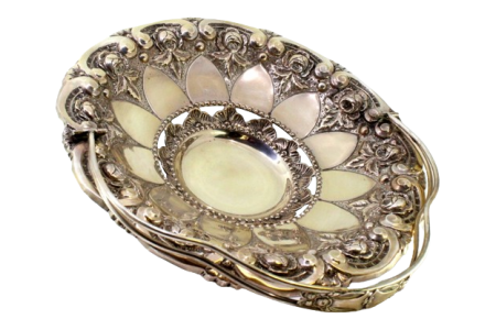 Fruteira em prata com recortes, relevada com motivos florais, asa articulada com relevos e assente em base circular.