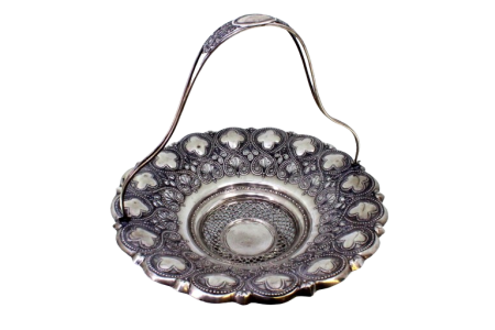 Fruteira em prata recortada com motivos florais relevados, asa articulada 