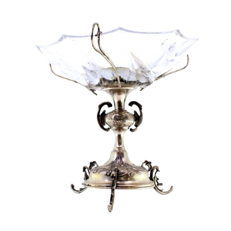  Fruteira de vidro lapidado com estrutura em prata com motivos florais relevados, e assente em três pés recortados.