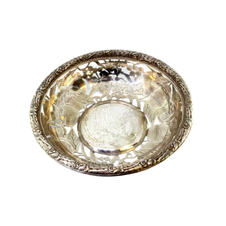  Fruteira em prata com frutos recortados assente em base circular e friso envolvente.