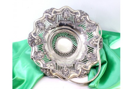 Fruteira em prata com recortes e relevos concheados, pega dupla com cartela 