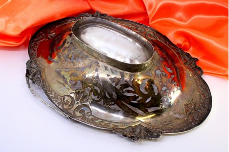Fruteiro em prata recortada com motivos florais relevados em forma elíptica 