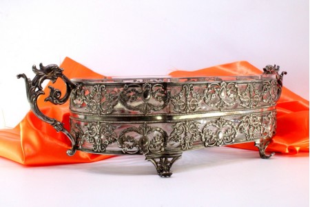 Fruteira centro de mesa em prata recortada com volutas e motivos vegetalistas