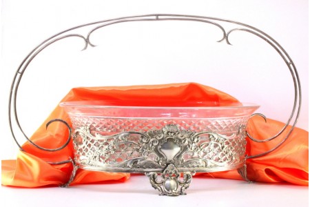 Fruteira centro de mesa em prata recortada com volutas envolvendo cartelas 