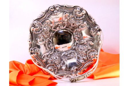  Fruteira em prata com relevos concheados e motivos florais envolvendo cartelas 