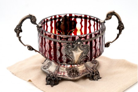 Fruteira centro de mesa com estrutura em prata e alma em vidro bicolor,pegas com aplicações e assente em base perlada com frisos