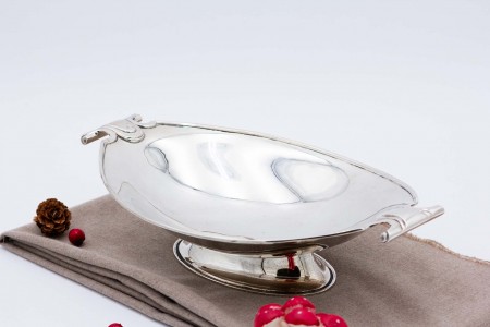 Fruteira de prata lisa com asas relevadas e recortadas de forma ilíptica.