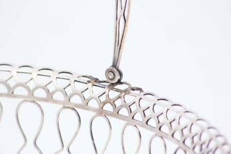 Fruteira em fio de prata com estrutura aramada em forma de cesto