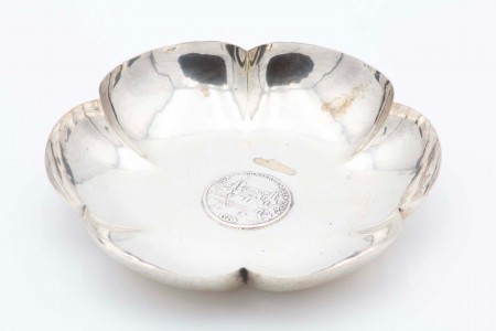 Fruteira em prata lisa em forma de flor com moeda Suissa