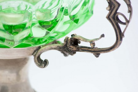  Fruteira centro de mesa em vidro verde soprado e estrutura em prata recortada nas asas