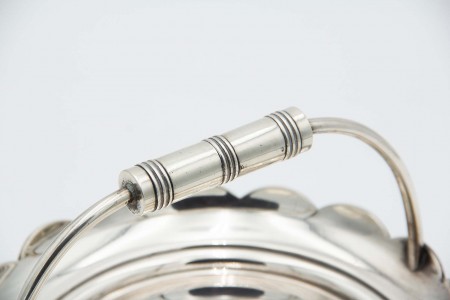 Fruteira de prata lisa com asa fixa frisada